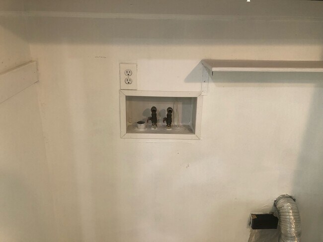 Foto del edificio - 877 Donaldson Rd