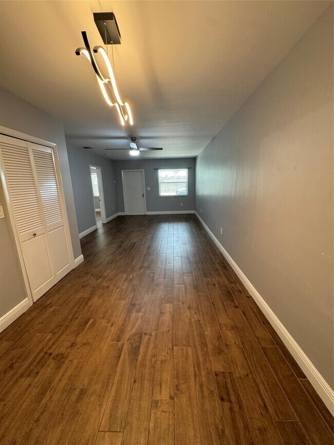 Building Photo - 315 SE 23rd Ave