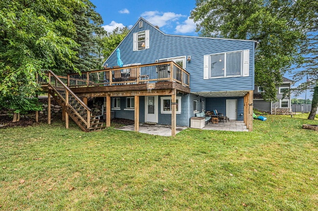 Building Photo - Year Round Rental Available on Wall Lake