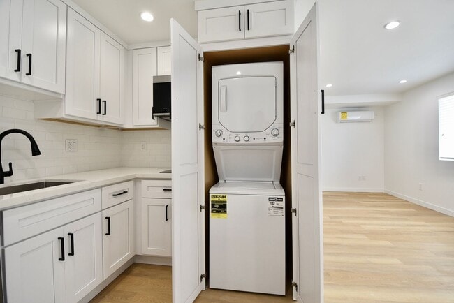 Building Photo - 2119 Elsinore St