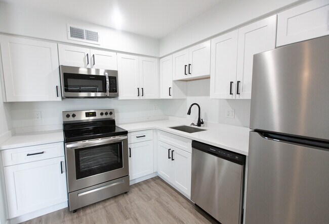 Kitchen - 3133 E Fairmount Ave