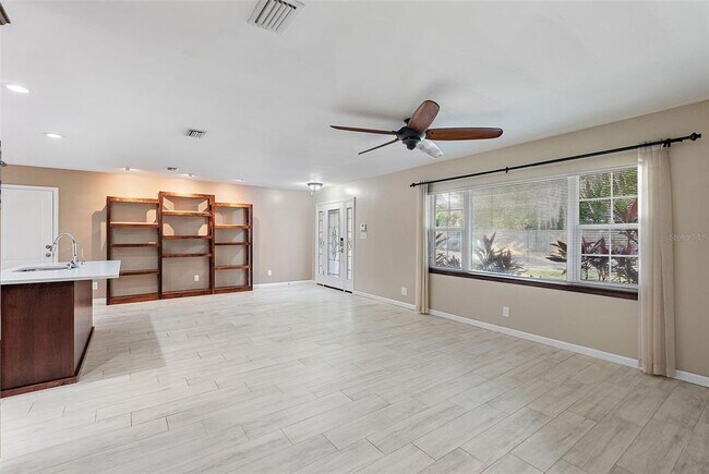 Foto del edificio - 5080 Oaklawn Ln