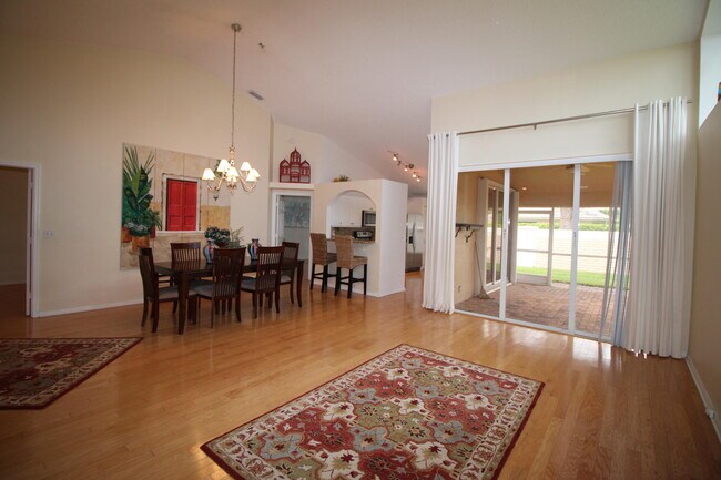Building Photo - 404 Sabal Palm Ln