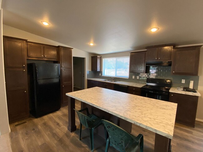 Building Photo - Beautiful 3-Bedroom in Pilot Rock!