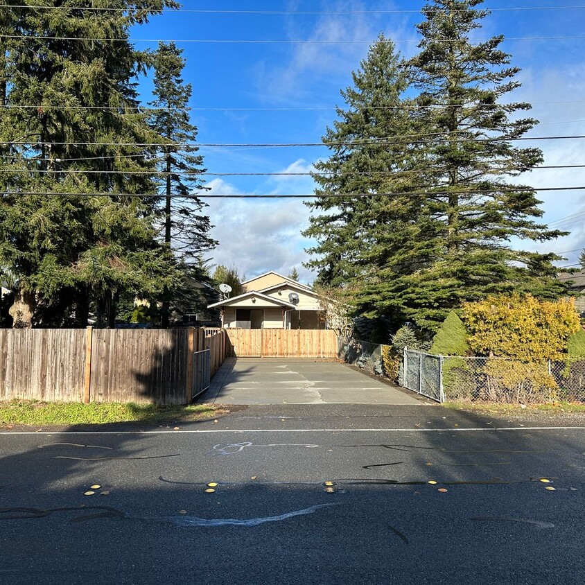 Primary Photo - 3 bedroom, 1 bathroom located on Madison W...
