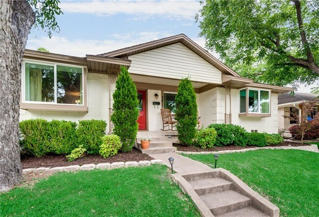 Building Photo - 2417 Springhill Dr