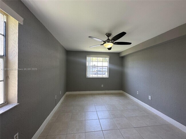 Foto del edificio - 2861 N Oakland Forest Dr