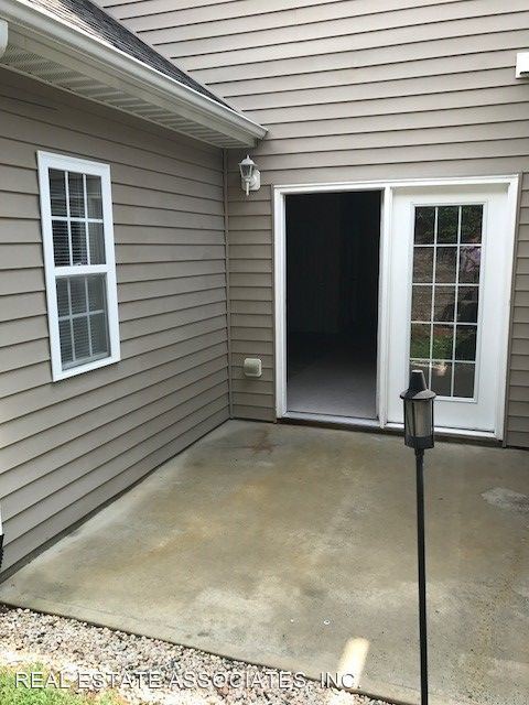 Building Photo - 3 br, 2.5 bath House - 185-E Plaza Drive