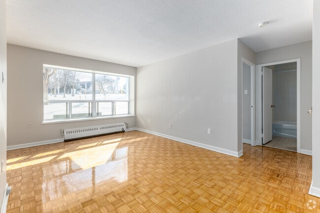 1 chambre, 1 salle de bain - 662 pi² - Salon - 12 Park St E