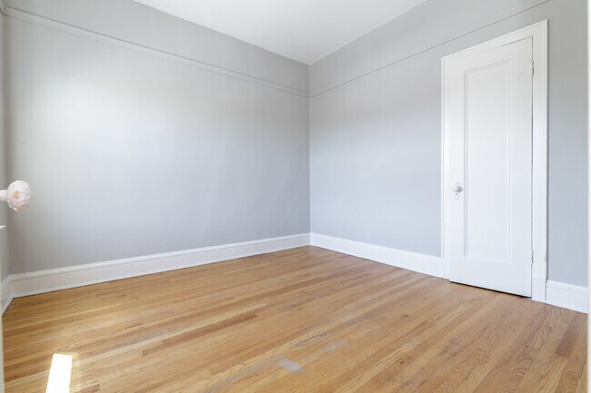 Building Photo - 4754 N Lincoln Ave