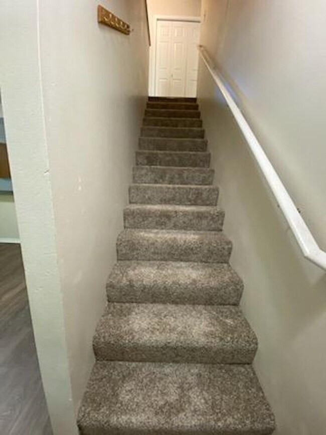 Building Photo - $2,395 / 3BD Townhome!