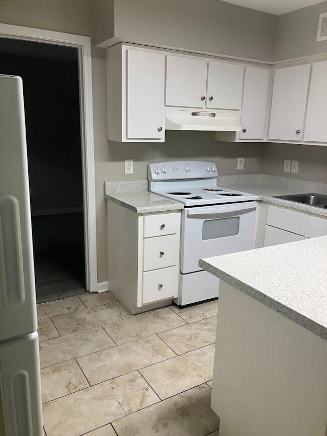 Foto del edificio - 241 Riley Ave