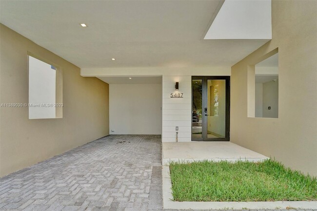 Building Photo - 5487 N Oaks Pl