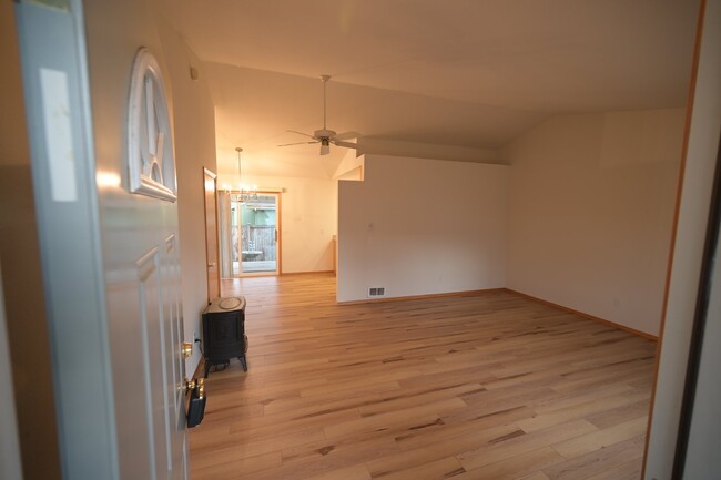 Building Photo - Charming 3 Bed, 2 Bath Home in Summer Bree...