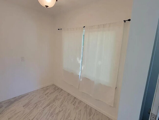 Foto del edificio - 26548 Eton Ave