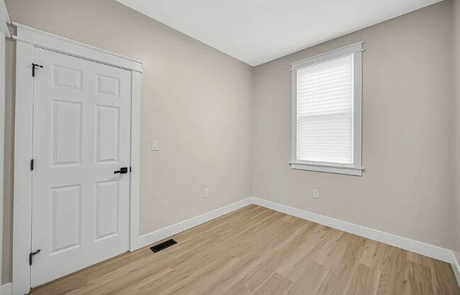 Building Photo - 724 Willow Ct