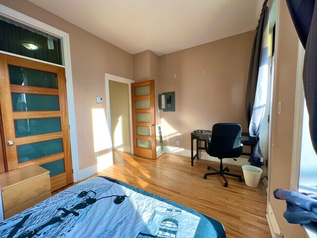 Building Photo - 4235 St Saint-Urbain