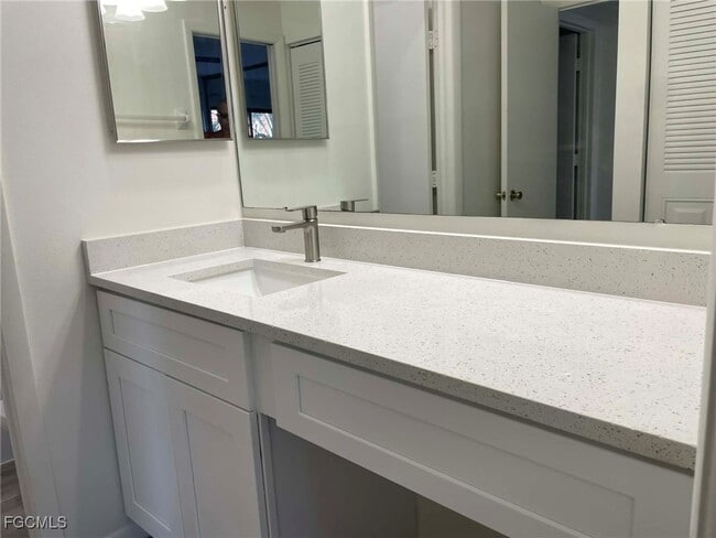 Building Photo - 5266 Cedarbend Dr