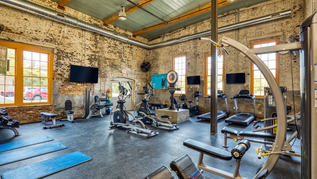 El gimnasio incluye equipamiento de primer nivel para que tu rutina de ejercicios. - Lofts at Sterling Mill