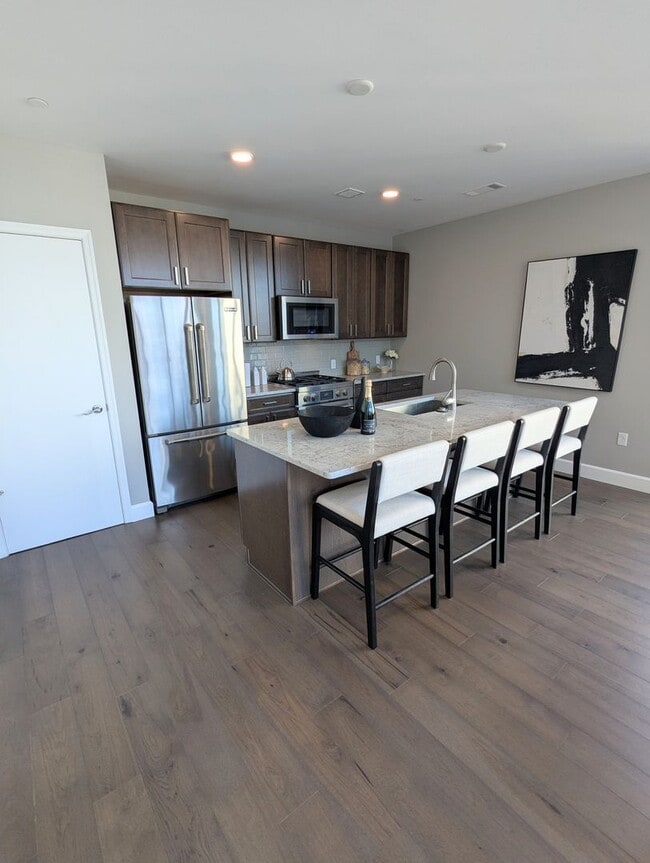 Building Photo - Gorgeous 2 Bedroom 2 Bathroom Downtown Condo with Epic Views and Free Parking