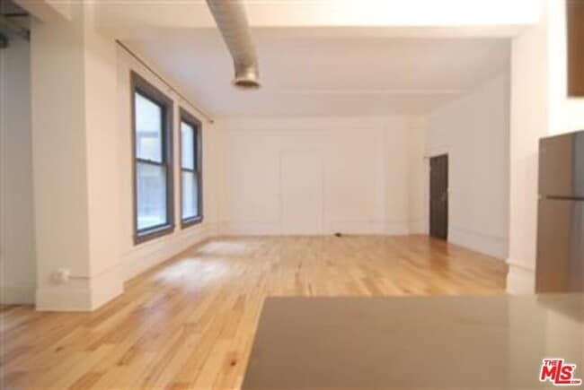 Building Photo - 108 W 2nd St