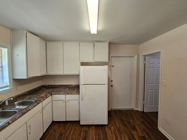 Foto del edificio - 2 bedroom 1 bath available for rent ~ trash and lawn care included!