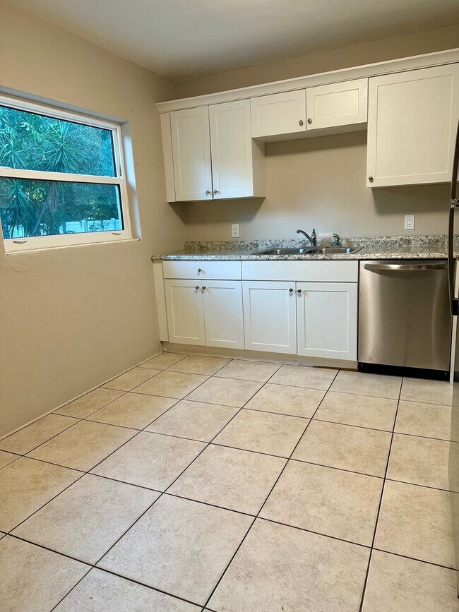 Building Photo - 2 Bedroom, 2 Bath home for Rent