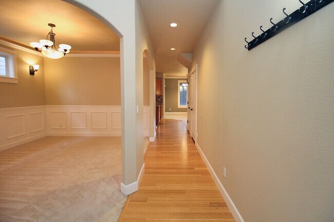 Foto del edificio - Alluring 4 Bedroom, 2.5 Bathroom Modern ho...