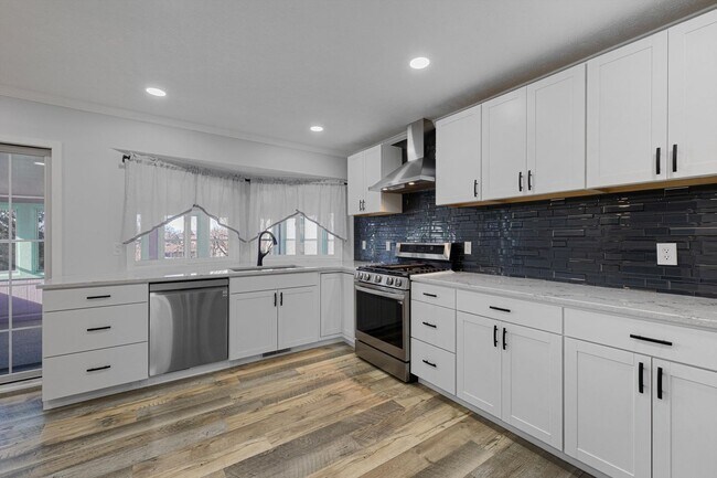 Foto del edificio - **3 Bedroom with a non-conforming and 2.5 bathrooms in Millard**