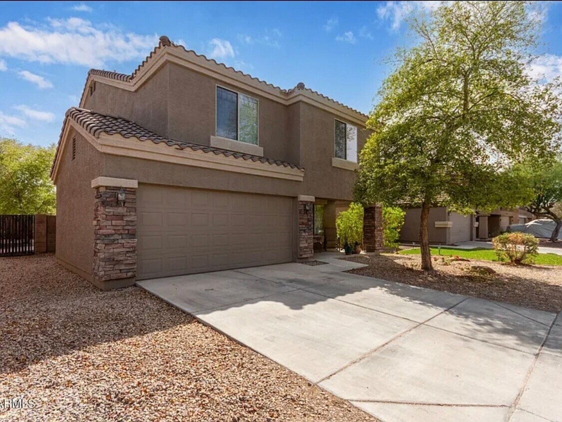 Foto principal - spacious 5 bedrooms 3 bathroom 2221 sq ft ...