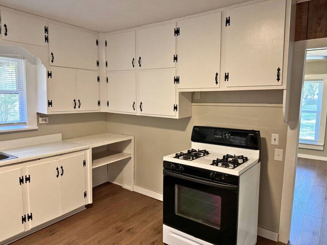 Building Photo - Quiet, 2 Bed 1 Bath Home In Burkburnett