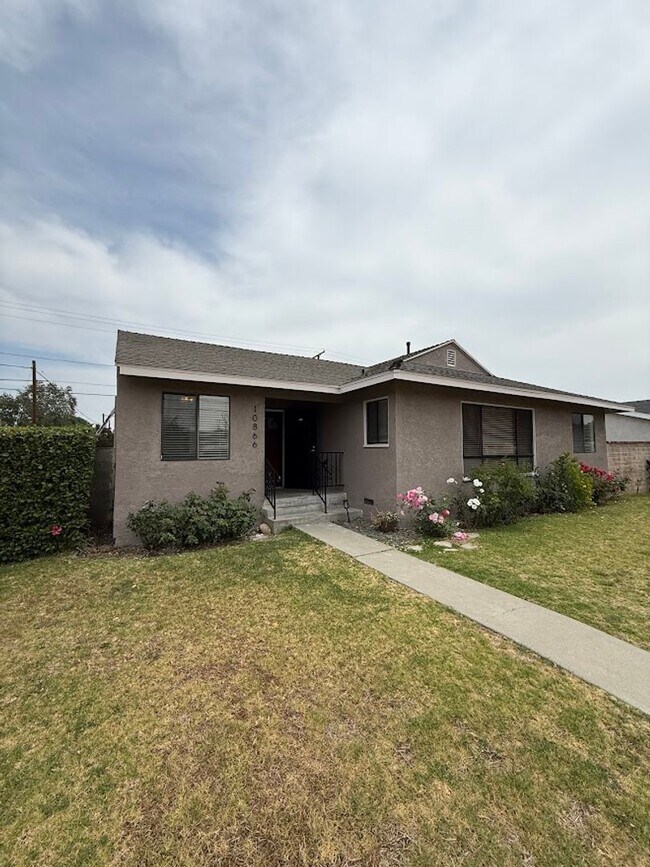 Foto del edificio - Beautiful 3 Bedroom, 2 Bathroom Granada Hills Home with Detached Garage!