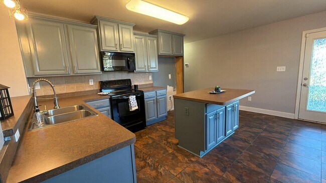 Building Photo - 176 Fields Pond Dr