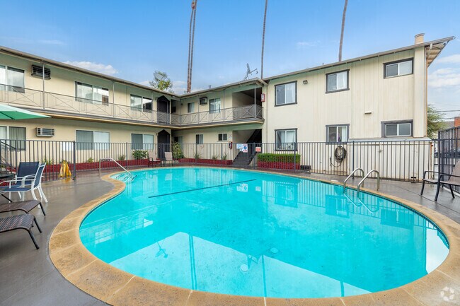 Pool - Chateau Laurel Apartments