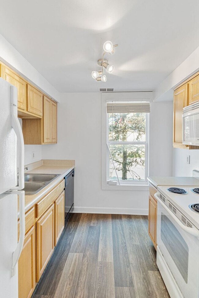 Building Photo - 3528 E Fall Creek Pkwy N Dr