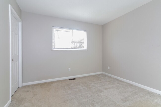 Building Photo - Amazing 3 Bedroom Brick Ranch