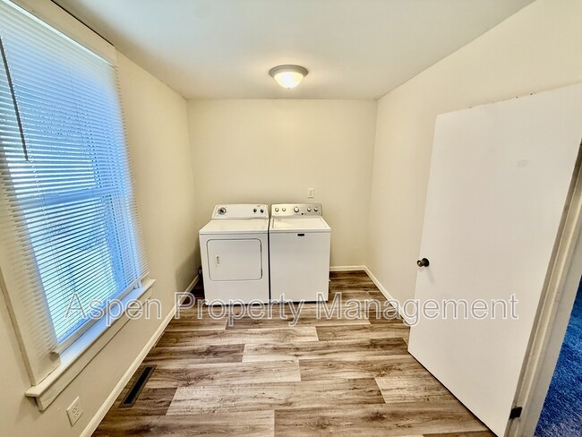 Foto del edificio - 420 Hedge Ave