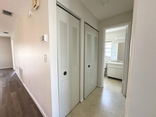 Foto del edificio - "Charming 2-Bed, 2-Bath Oasis in New Port Richey – Your Ideal Retreat Awaits!"