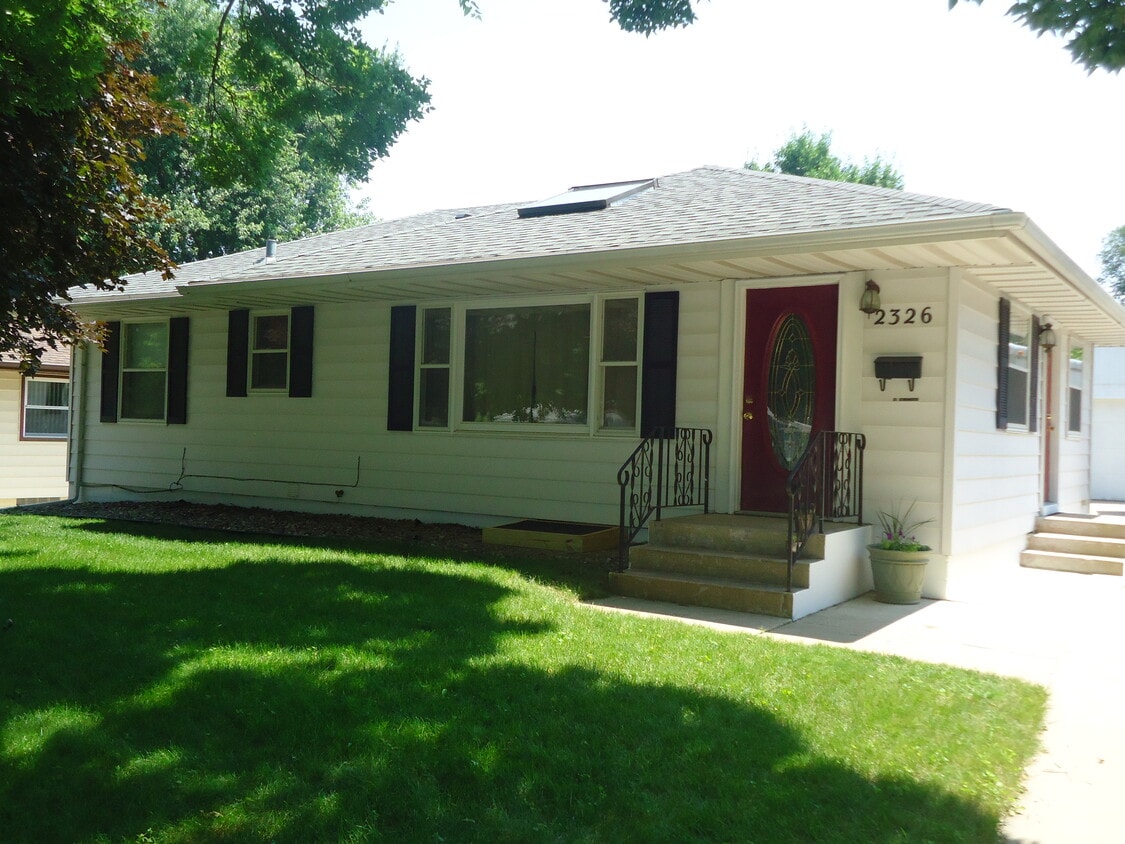 Foto principal - 2326 15th Ave NW