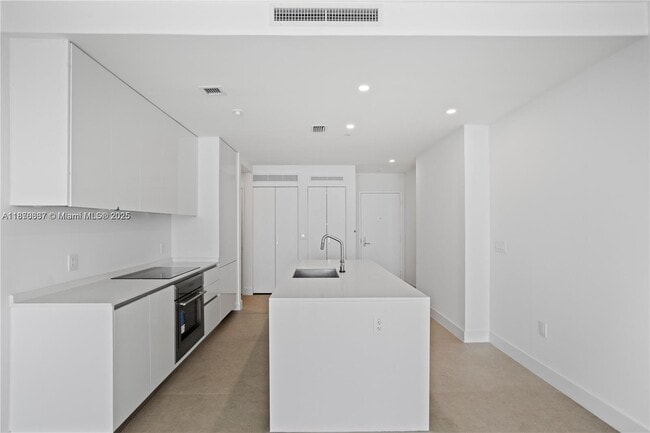 Foto del edificio - 700 NE 24th St