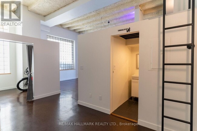 Building Photo - 21 Nassau St