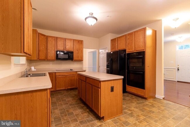 Foto del edificio - 8401 Hollow Tree Ln