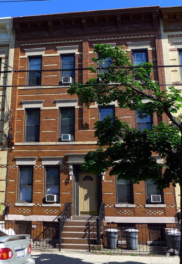 Foto del edificio - 64-37 Catalpa Ave