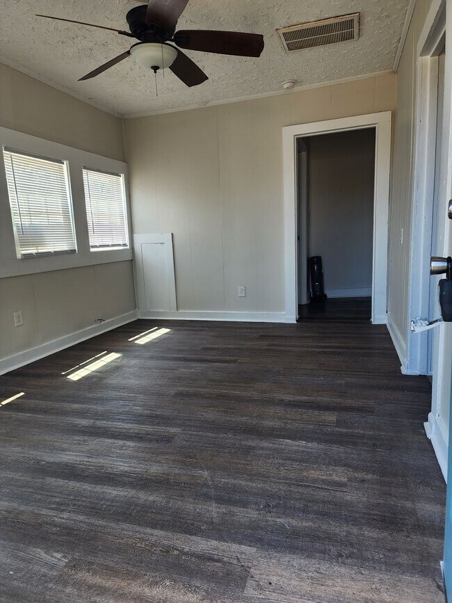 Building Photo - 1 Bedroom Duplex Apartment