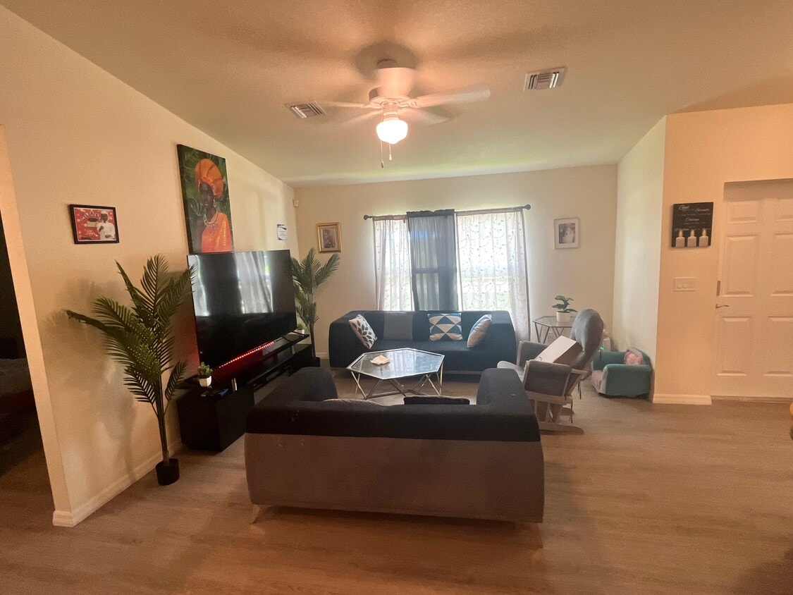 Building Photo - 2054 Detroit Dr