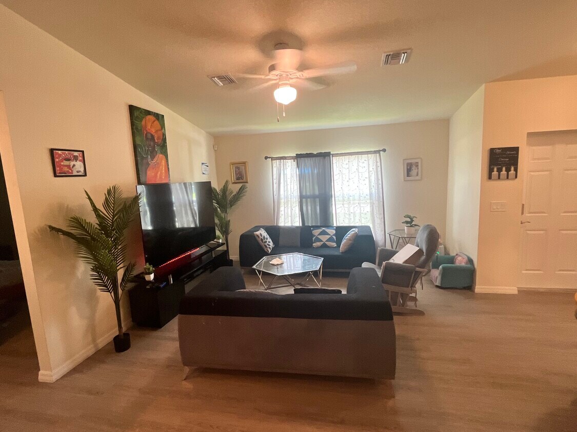 Foto del edificio - 2054 Detroit Dr