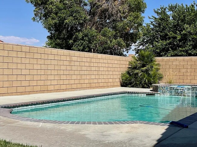 Building Photo - 18120 Lakeview Dr