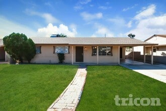 Building Photo - 5017 W Sierra Vista Dr