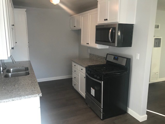 Building Photo - 5049 Olivewood Ave