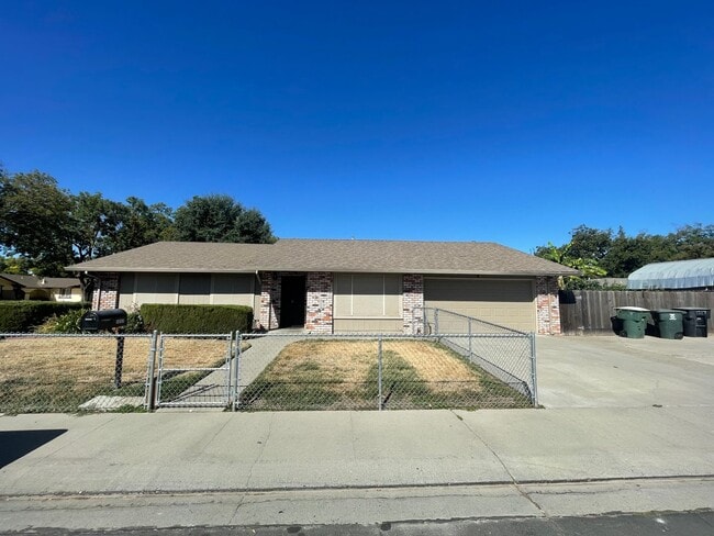 Building Photo - Single story located in East Modesto neighborhood!
